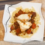 Gratinierte Putensteaks auf Tomatensugo mit Nudeln als Beilage