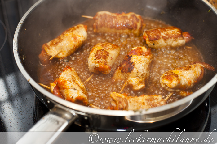 Schweineröllchen auf Paprika und Oliven | lecker macht laune