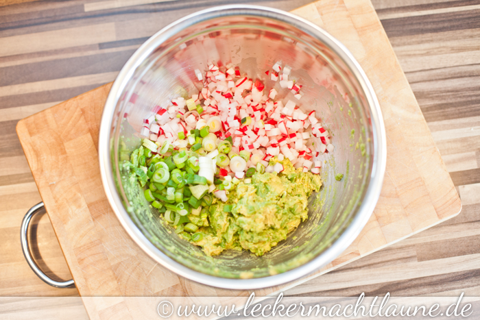 Frühlingspasta mit Avocado-Radieschen-Creme