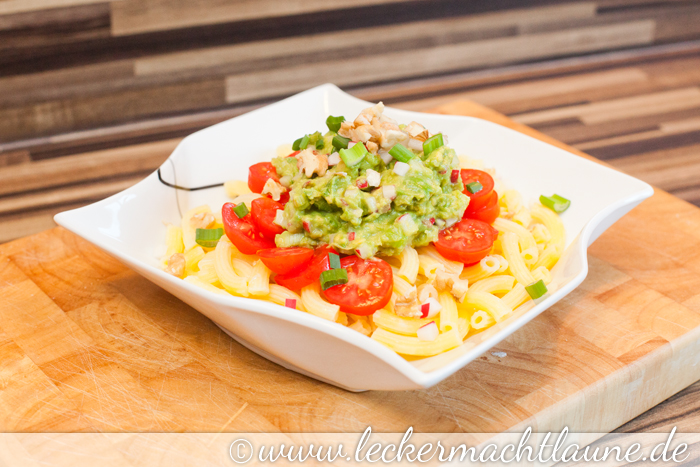 Frühlingspasta mit Avocado-Radieschen-Creme