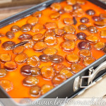Kompott auf dem Kuchen verteilen