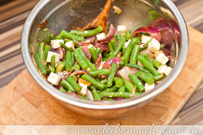 Bohnen-Salat mit Roten Zwiebeln, Knoblauch, Feta und Ofeneiern | lecker ...