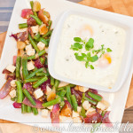 Bohnen-Salat mit Roten Zwiebeln, Knoblauch, Feta und Ofeneiern