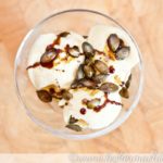 Vanille-Eis mit Kürbiskernen