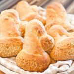 Dinkelbrötchen als Nikolaus-Mützen