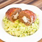 Mini-Hackbraten mit Fetafüllung auf Rosenkohl-Coleslaw Guten Appetit!