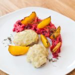 Gratiniertes Schweinefilet auf zweierlei Beete