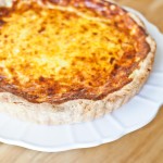 Parmesan-Tarte mit Tomaten-Salat