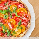Parmesan-Tarte mit Tomaten-Salat