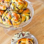 Hefeknoten mit Schoko-Pudding