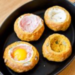 Gebackene Eier im Brötchen