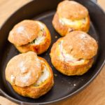 Gebackene Eier im Brötchen
