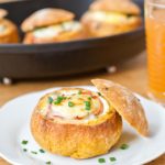 Gebackene Eier im Brötchen
