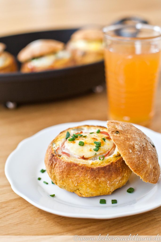 Gebackene Eier im Brötchen