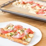 Pizza bianco  – mit Birne, Käse und Schinken