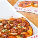 Zweierlei Pizza à la Gilmore {meatball und salami pizza}