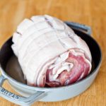 Porchetta auf Kartoffelpüree und Rosenkohl