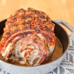 Porchetta auf Kartoffelpüree und Rosenkohl
