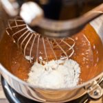 Schoko-Kokos-Kuchen mit karamellisierten Bananen