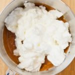 Schoko-Kokos-Kuchen mit karamellisierten Bananen