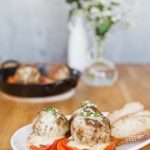 Gratinierte Hackbällchen auf Ochsenherztomaten