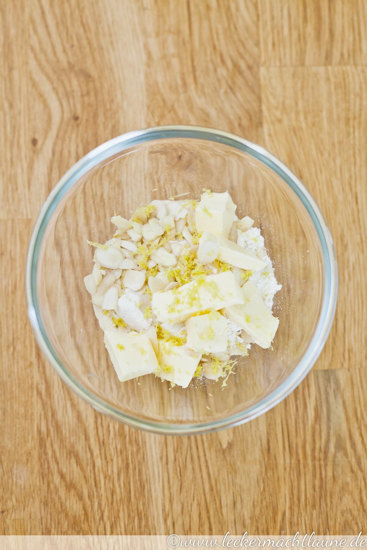 Himbeer-Swirl-Eis mit Knusperstreuseln