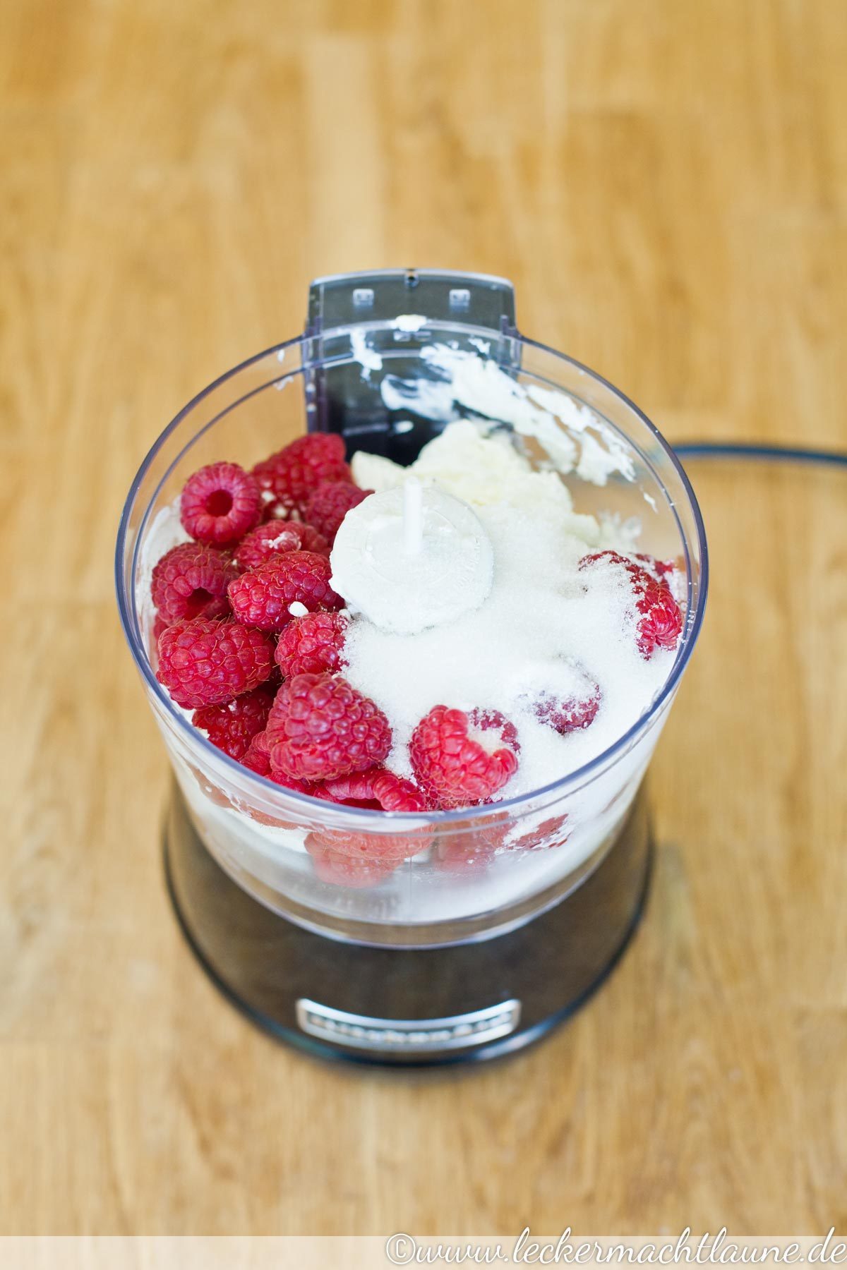 Himbeer-Swirl-Eis mit Knusperstreuseln