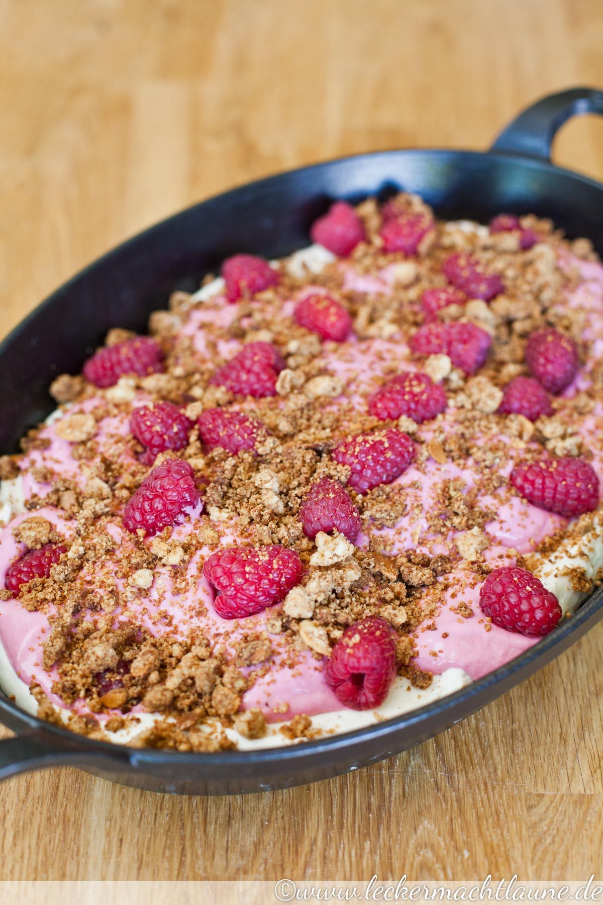 Himbeer-Swirl-Eis mit Knusperstreuseln