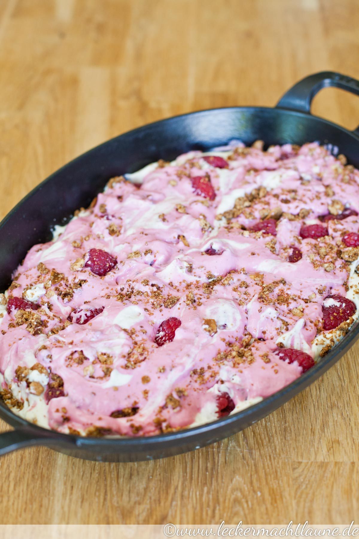 Himbeer-Swirl-Eis mit Knusperstreuseln