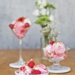 Himbeer-Swirl-Eis mit Knusperstreuseln {auf die beeren, fertig, los!}