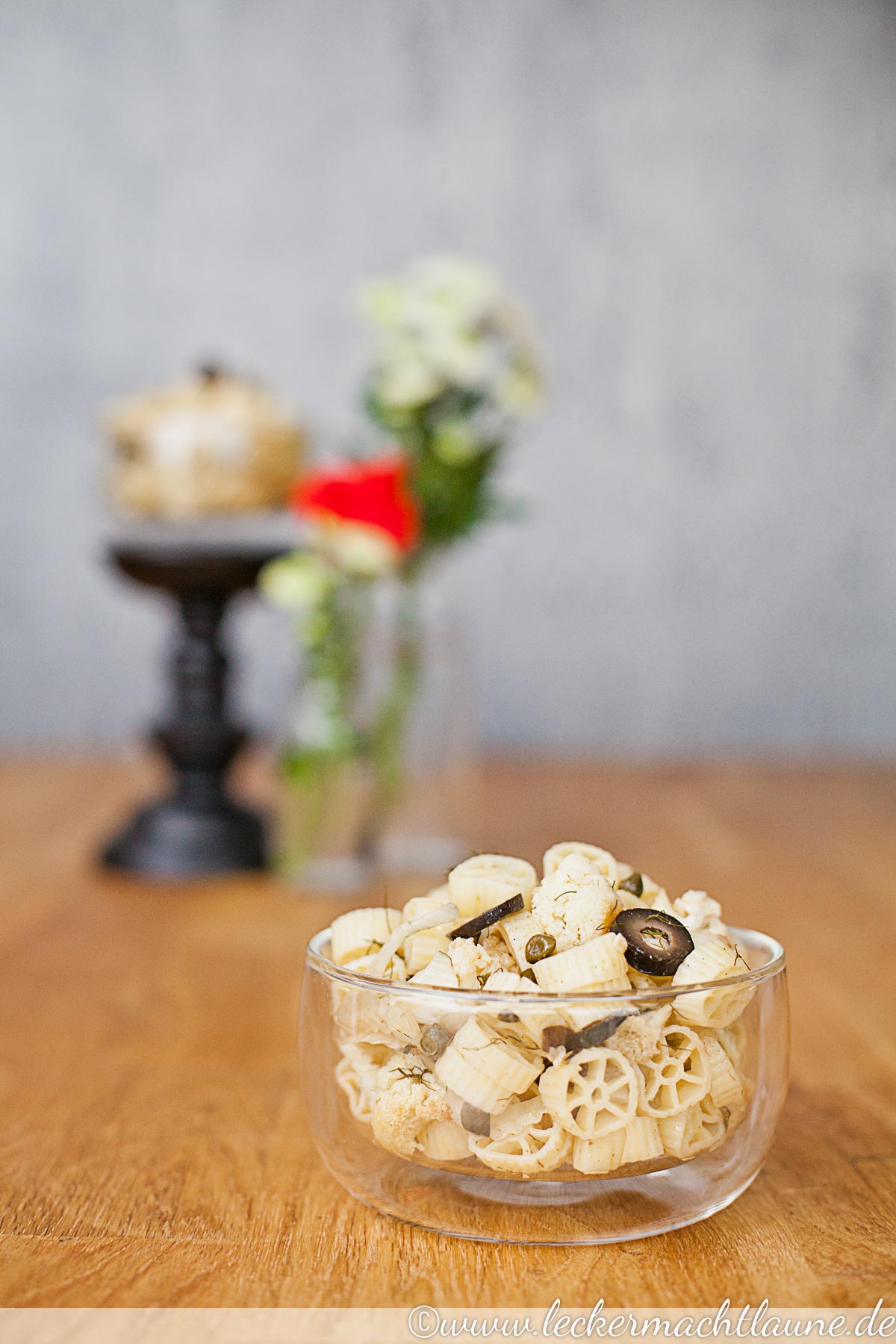 Pastasalat mit geröstetem Blumenkohl, Fenchel, Kapern und Oliven