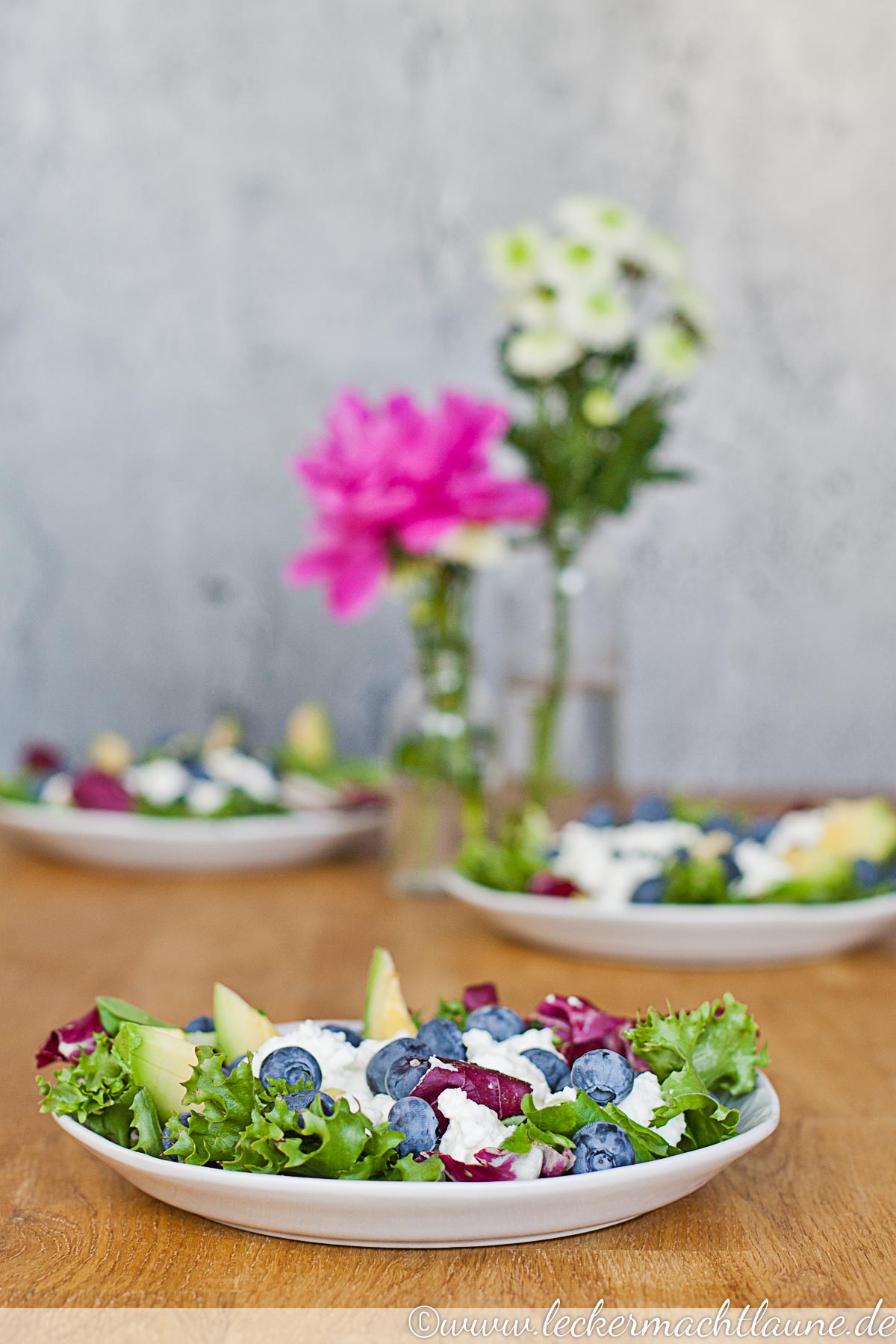 Avocado-Heidelbeer-Salat mit Hüttenkäse