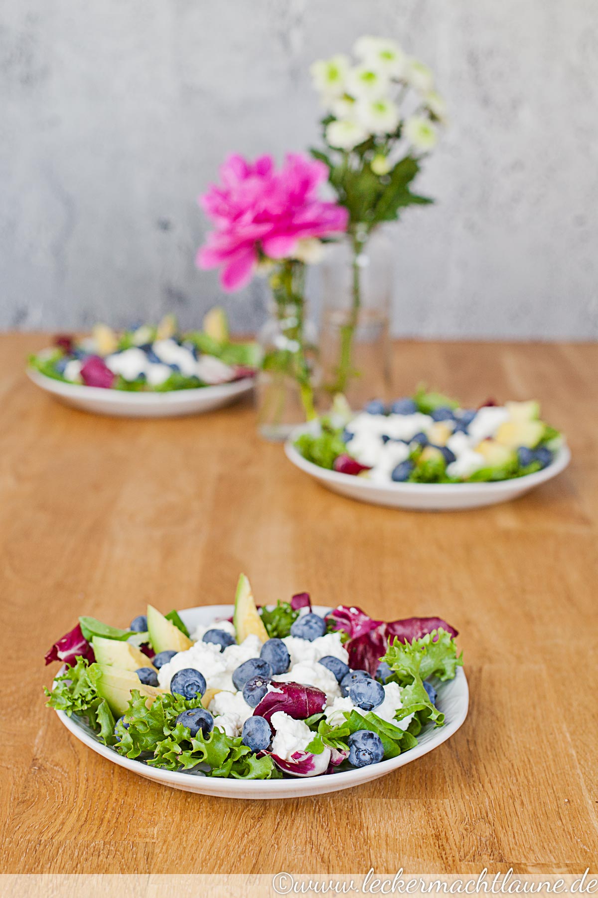 Avocado-Heidelbeer-Salat mit Hüttenkäse