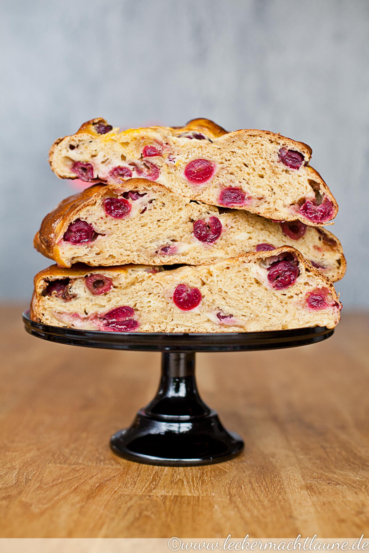Hefezopf mit Käsekuchen-Kirsch-Füllung