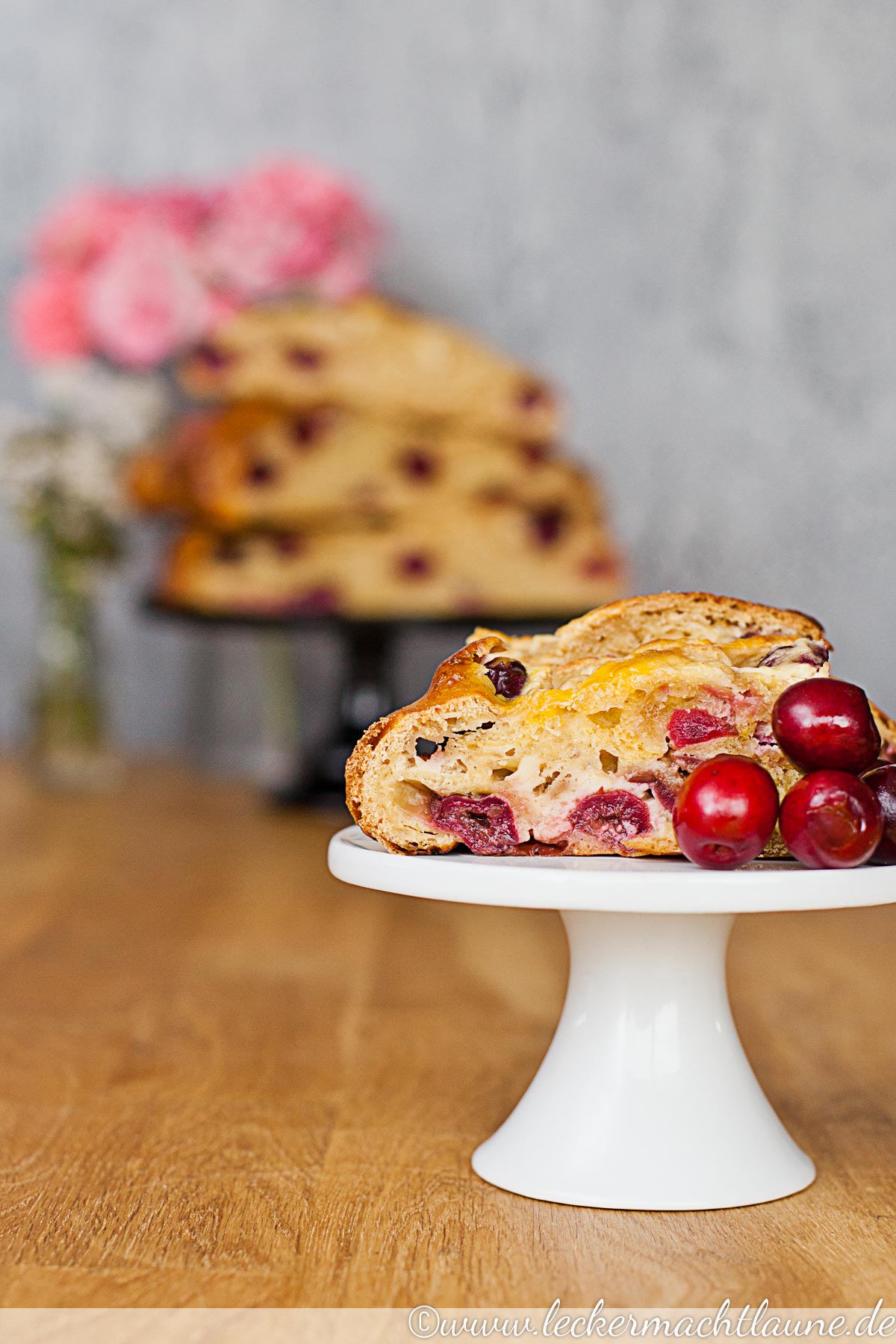 Hefezopf mit Käsekuchen-Kirsch-Füllung