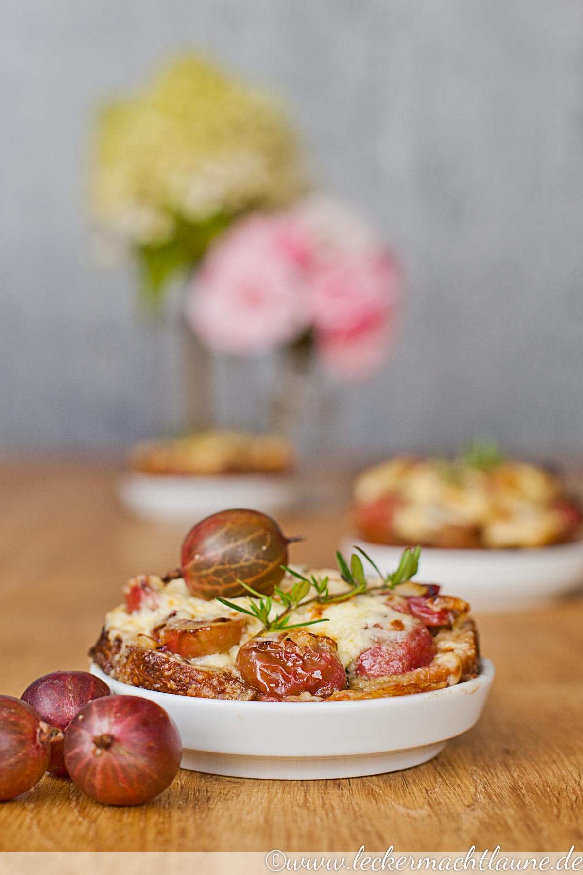 Stachelbeer-Käse-Brötchen