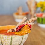 Kalte Melonen-Paprika-Suppe mit Speck-Grissini