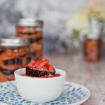 Auberginenscheiben in kalter Tomaten-Knoblauch-Sauce