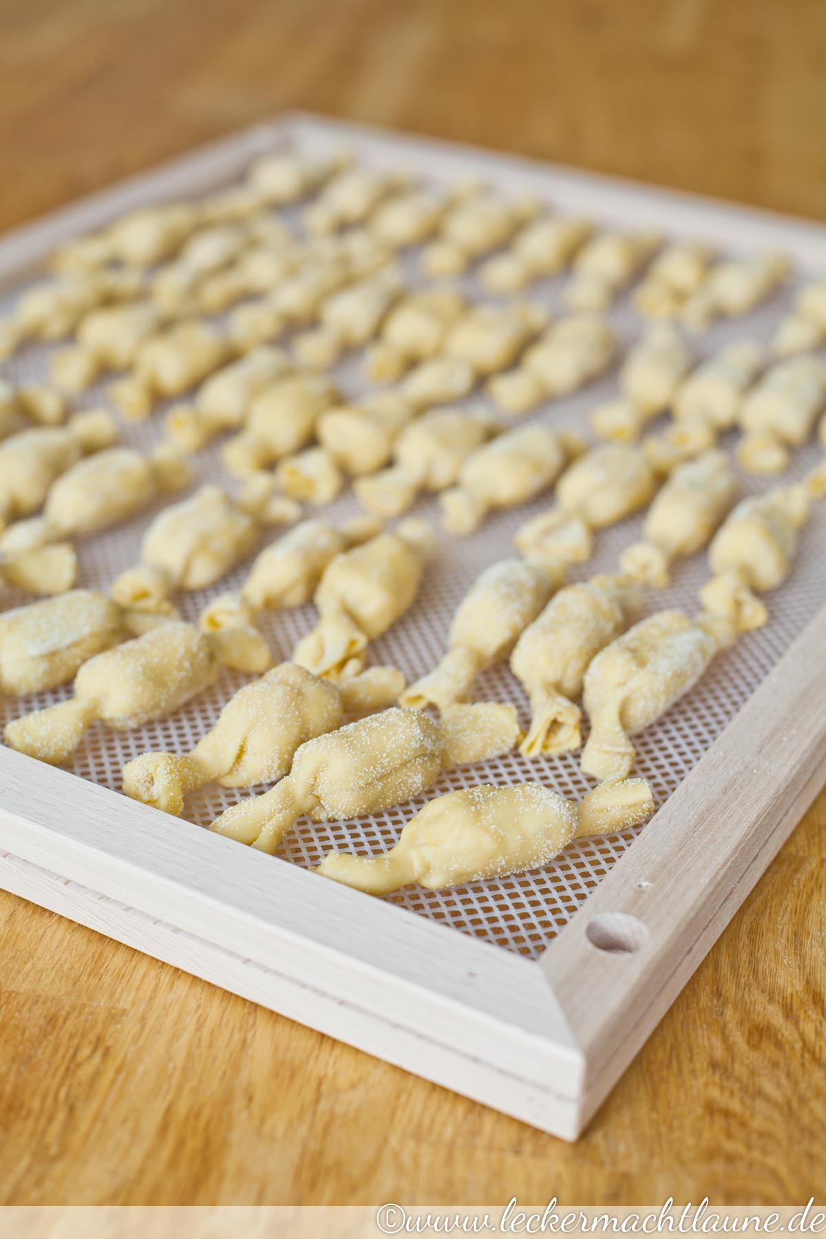 Gefüllte Pasta-Bonbons in Knoblauch-Sahne-Sauce 