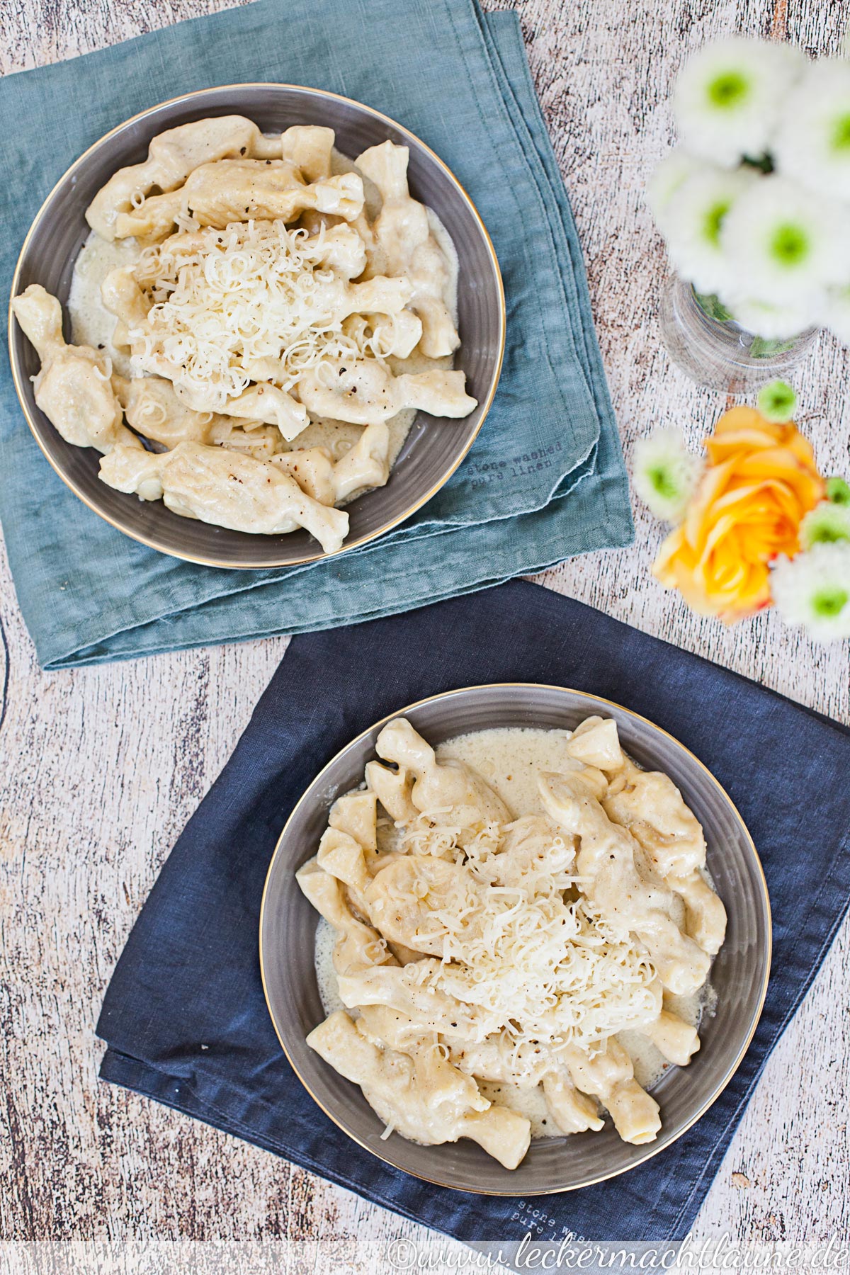 Gefüllte Pasta-Bonbons in Knoblauch-Sahne-Sauce 