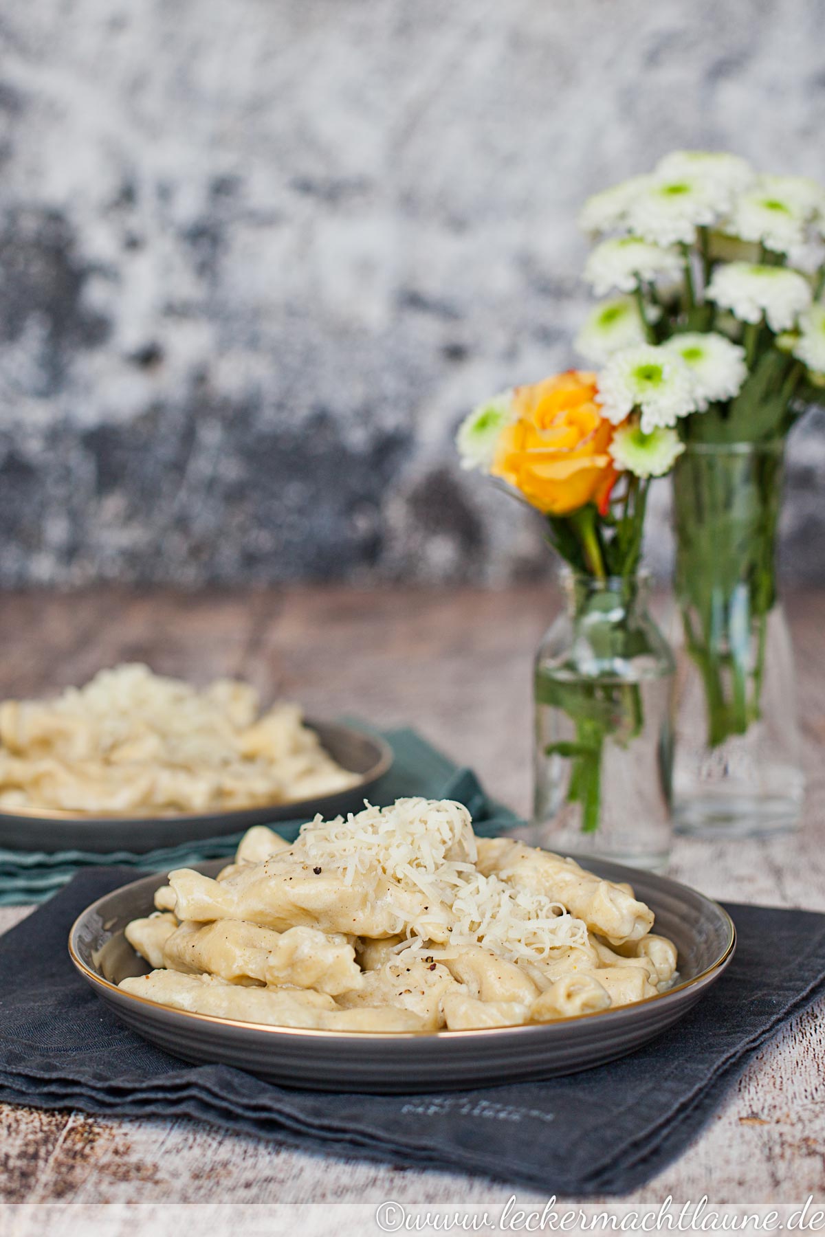 Gefüllte Pasta-Bonbons in Knoblauch-Sahne-Sauce 