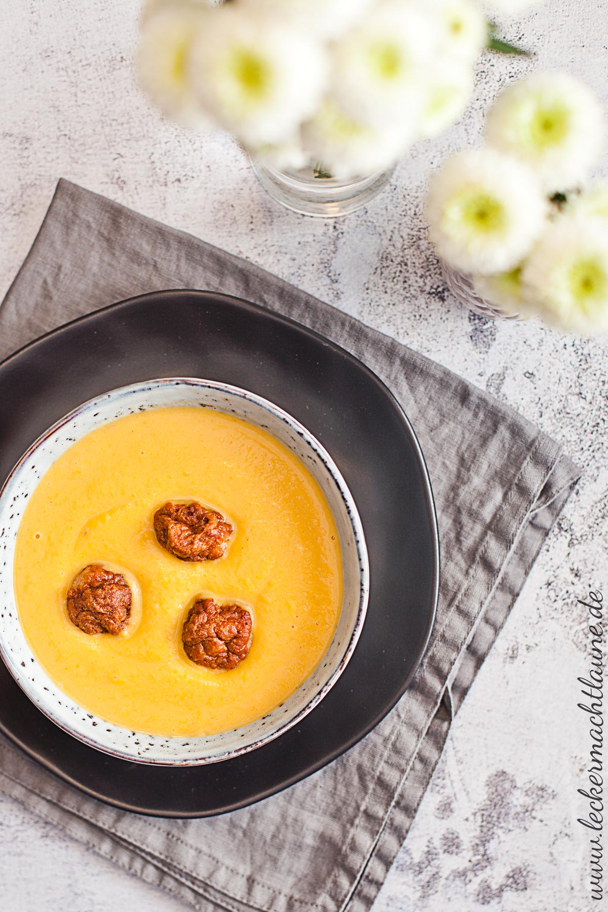 Süßkartoffel-Suppe mit Bratwurstbällchen