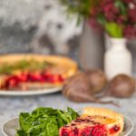 Rote-Beete-Quiche auf Cimata-Salat