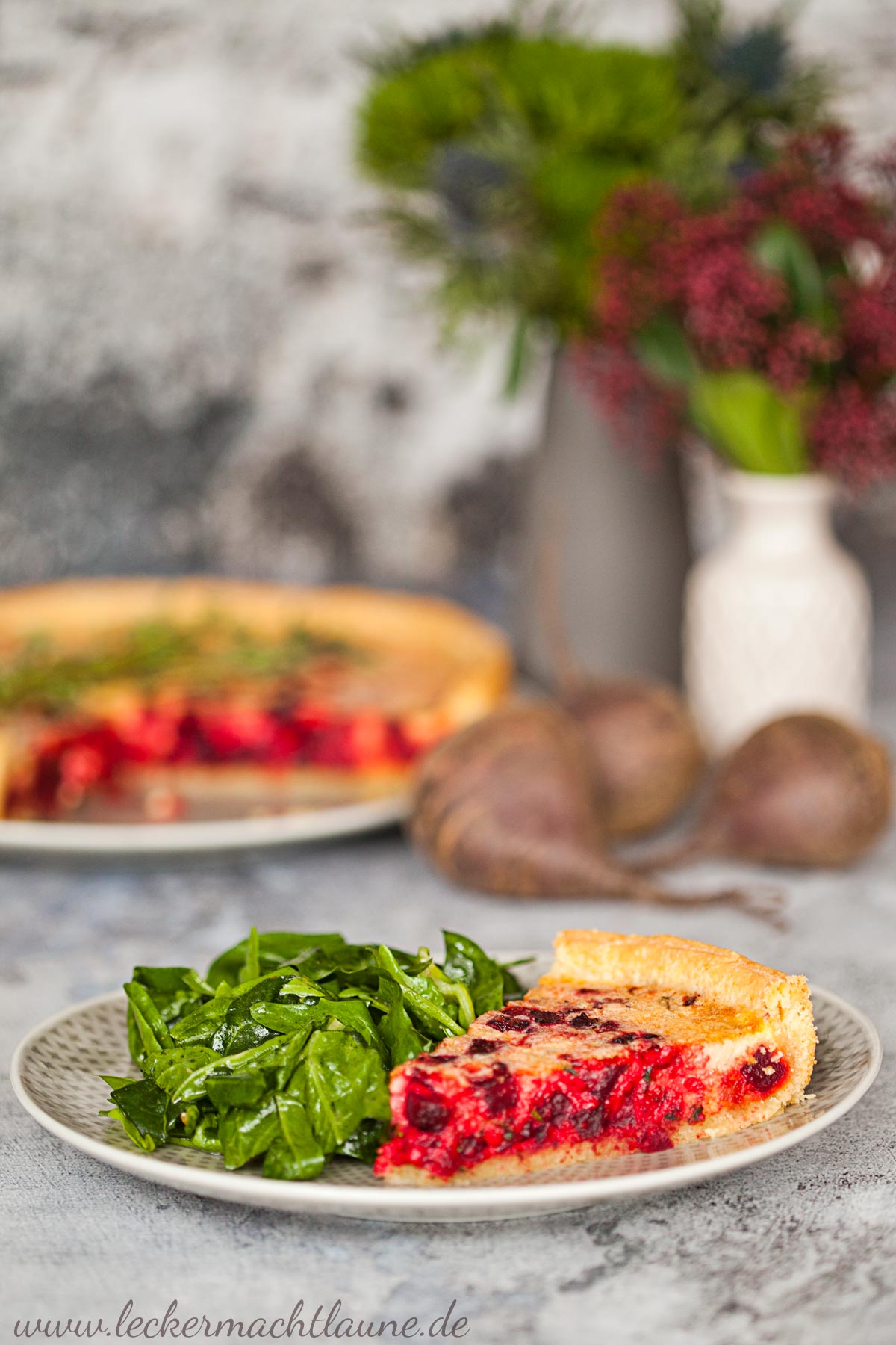 Rote-Beete-Quiche auf Cimata-Salat 