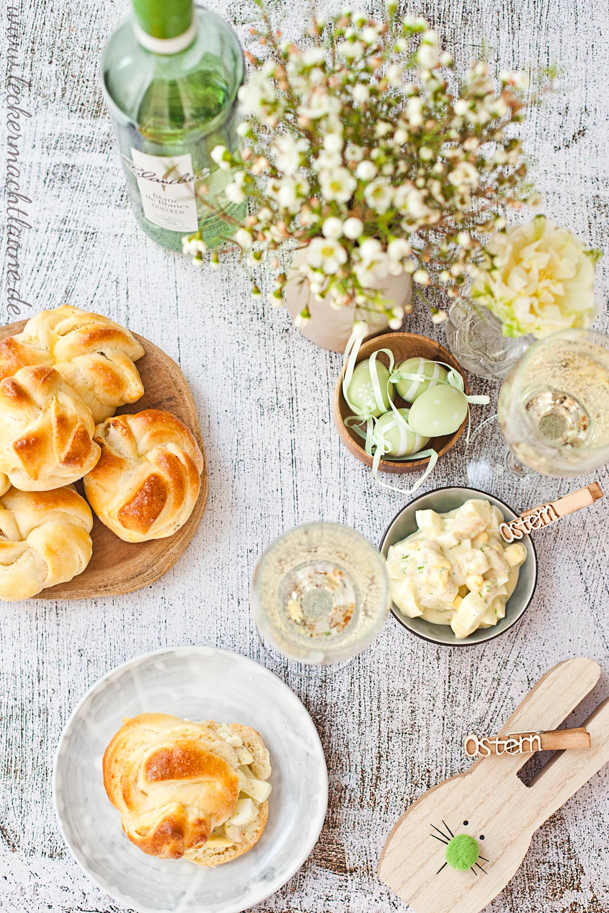Frischkäse-Knoten mit Garnelen-Eiersalat