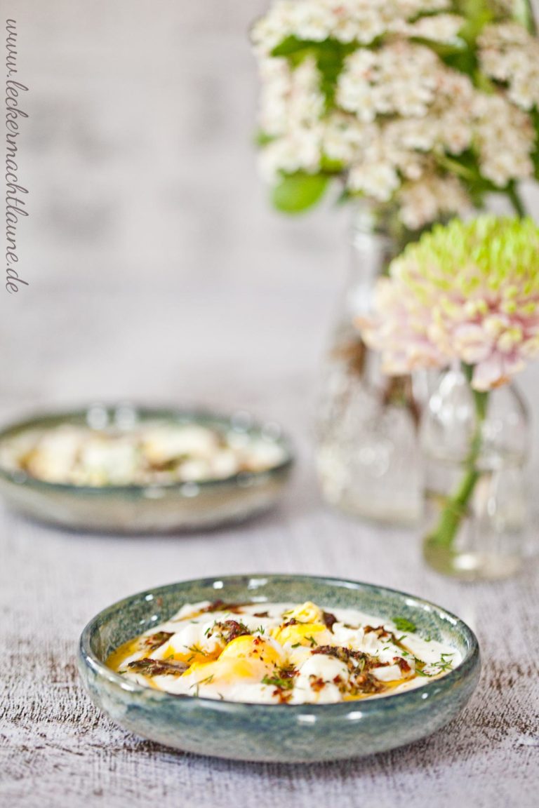 Cilbir - Pochierte Eier in Joghurt {türkisches frühstück} - lecker ...