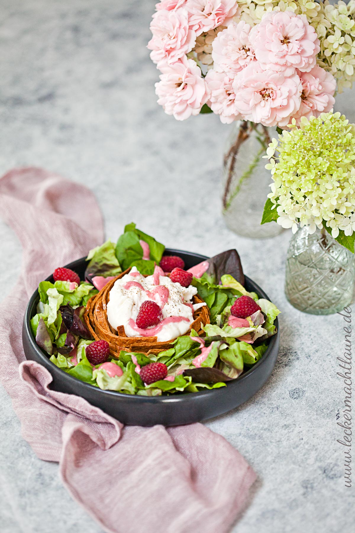 Burrata im Tortilla-Körbchen auf Salat mit Himbeerdressing