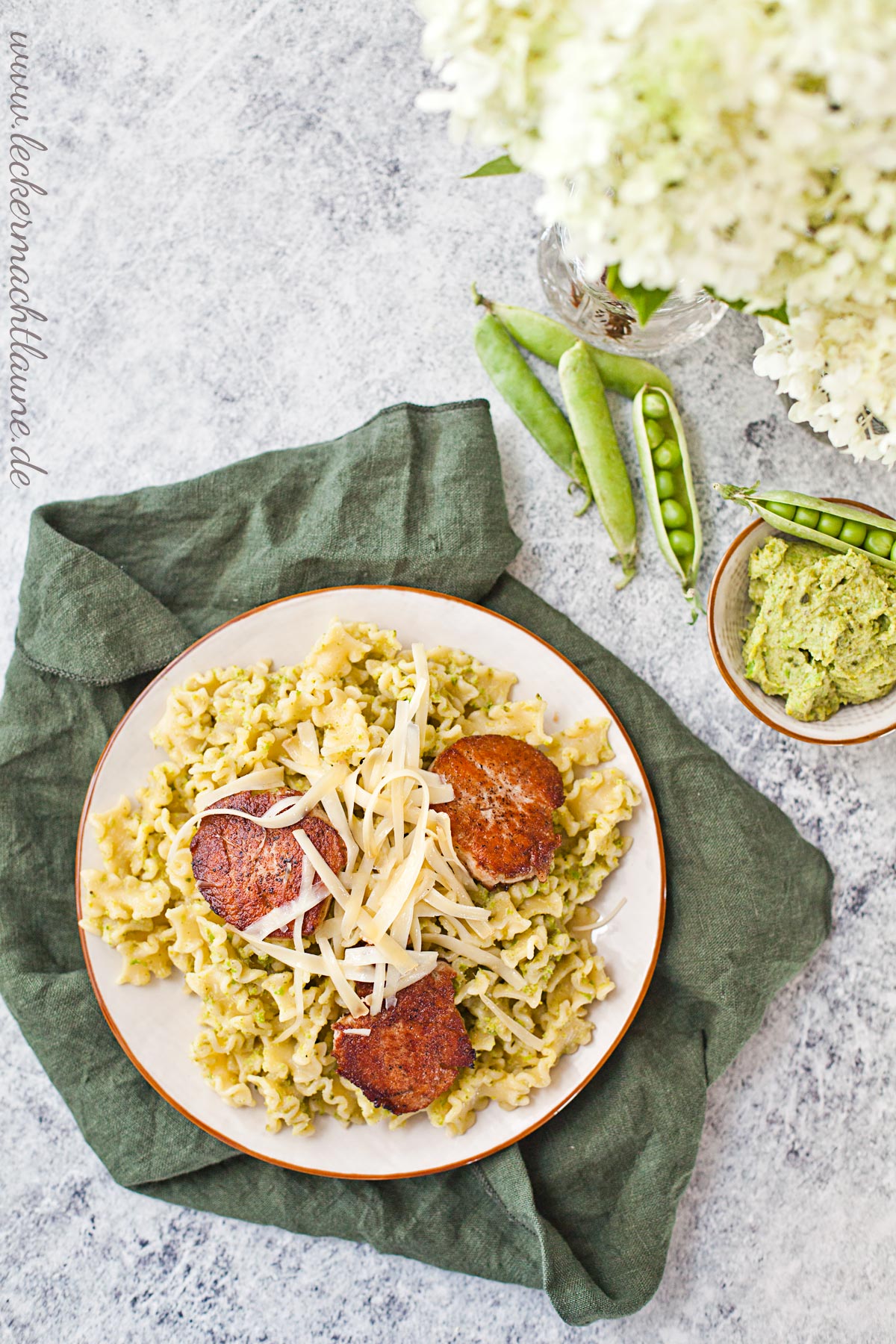 Pasta mit Erbsen-Artischocken-Pesto und Schweinefilet 