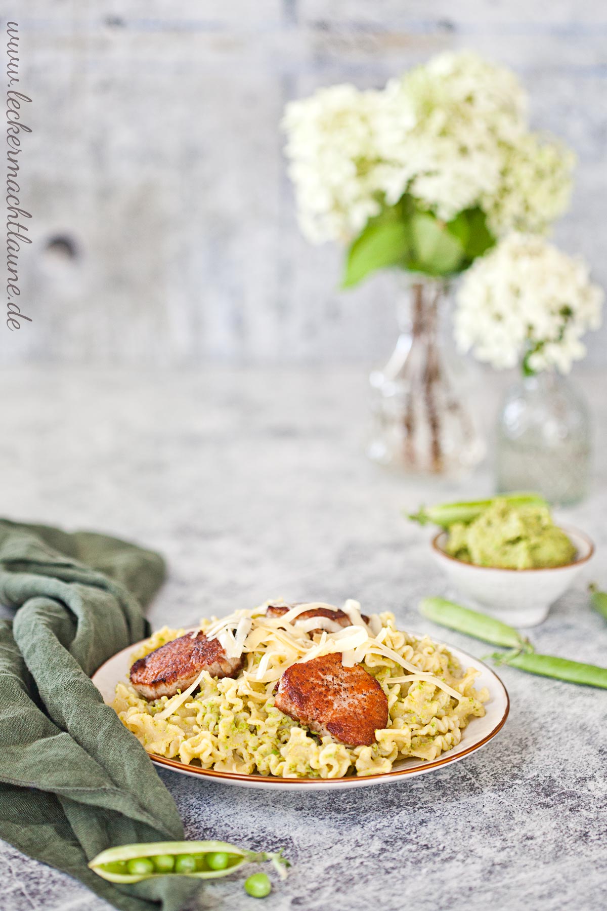 Pasta mit Erbsen-Artischocken-Pesto und Schweinefilet 