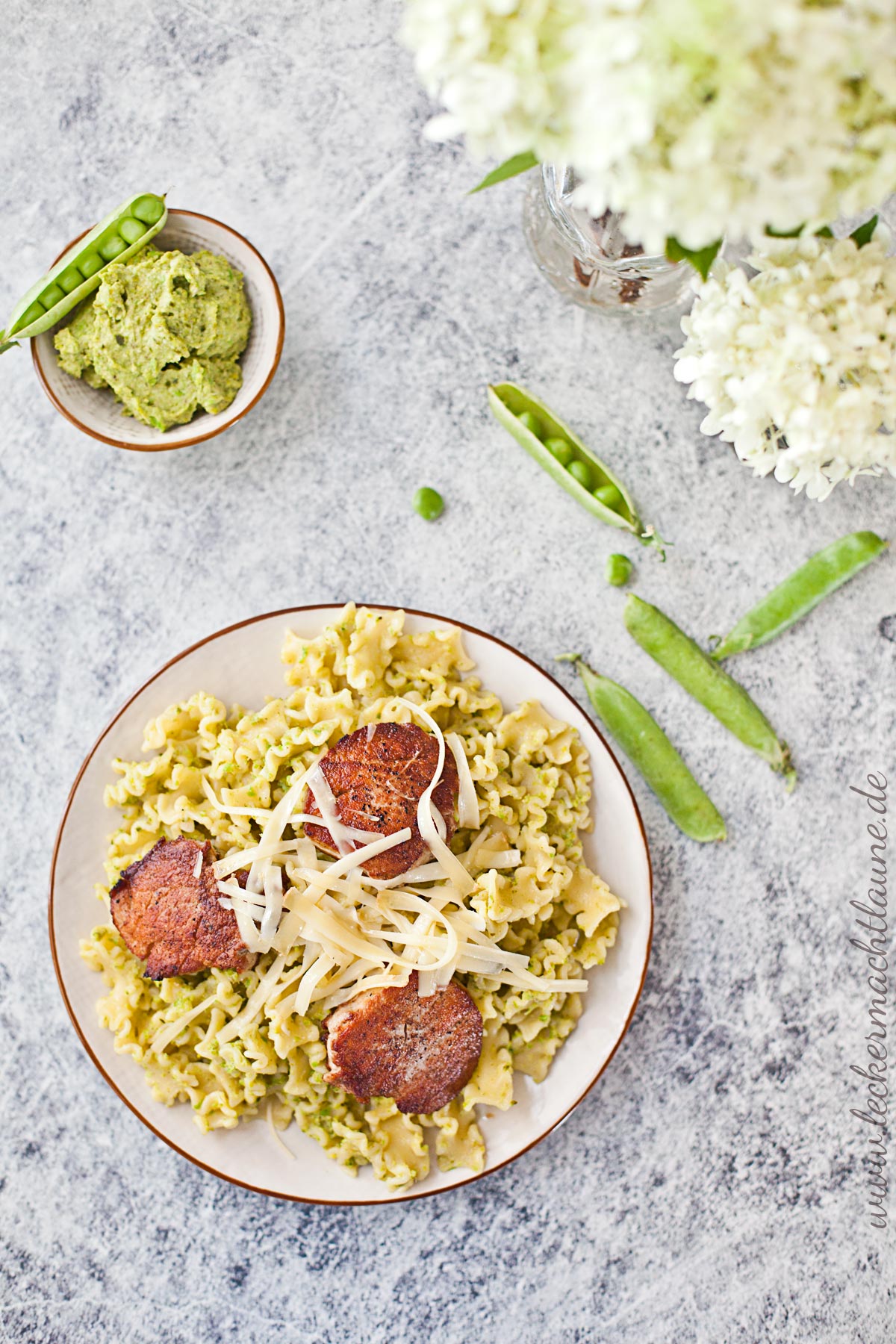 Pasta mit Erbsen-Artischocken-Pesto und Schweinefilet 